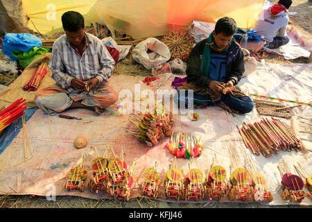 Les jouets traditionnels décroche à poradaha poradaha garidaha à mela près de la rivière dans le district de l'upazila de gabtali bogra bangladesh. Banque D'Images