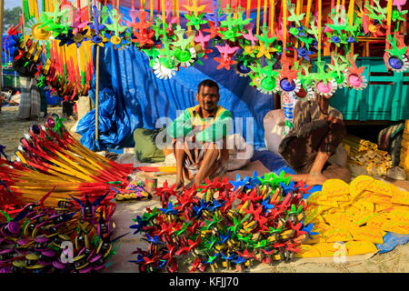 Les jouets traditionnels décroche à poradaha poradaha garidaha à mela près de la rivière dans le district de l'upazila de gabtali bogra bangladesh. Banque D'Images