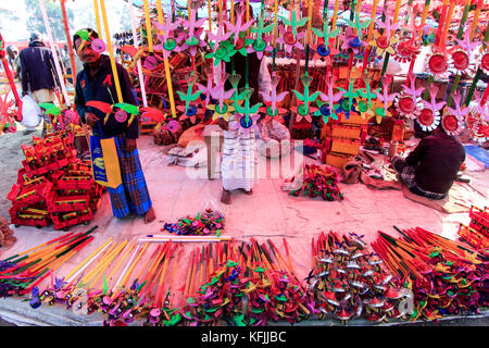 Les jouets traditionnels décroche à poradaha poradaha garidaha à mela près de la rivière dans le district de l'upazila de gabtali bogra bangladesh. Banque D'Images