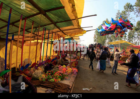 Les jouets traditionnels décroche à poradaha poradaha garidaha à mela près de la rivière dans le district de l'upazila de gabtali bogra bangladesh. Banque D'Images