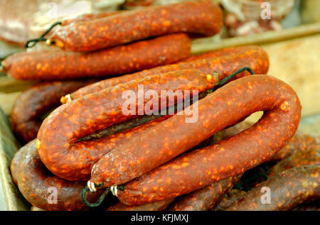 Saucisson chorizo en vente sur un étal du marché Banque D'Images