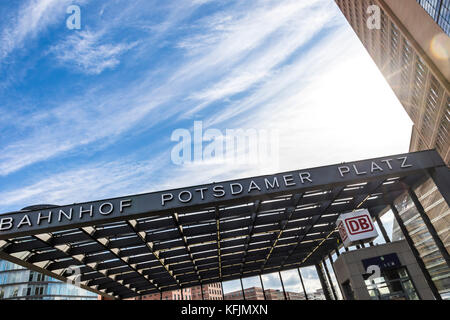 Entrée à la gare de Potsdamerplatz (Bahnhof) à Berlin, Allemagne Banque D'Images