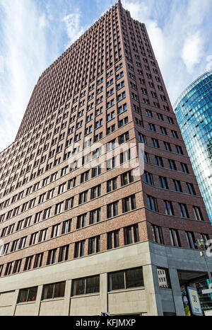 La tour Kollhoff, un bâtiment de 101 mètres de haut de 25 étages situé sur la Potsdamer Platz à Berlin, en Allemagne Banque D'Images