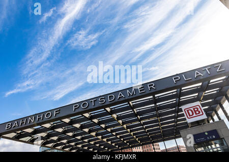 Entrée à la gare de Potsdamerplatz (Bahnhof) à Berlin, Allemagne Banque D'Images