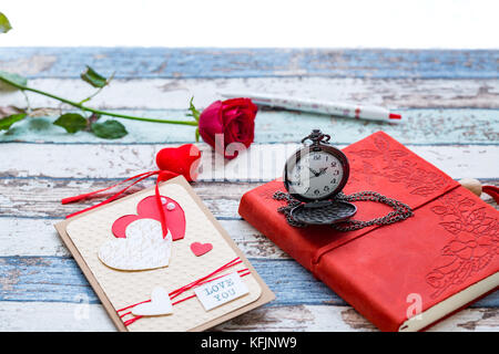 Temps pour l'amour : red rose, coeur, et journal avec montre de poche Banque D'Images