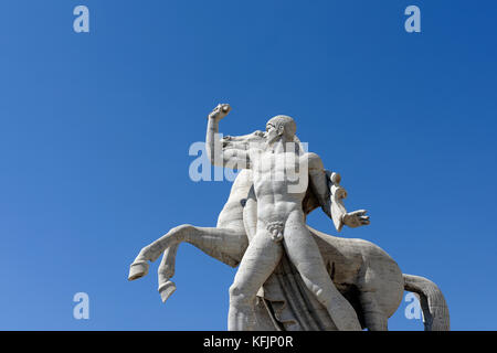 Statues classiques entourent le Palazzo della Civiltà Italiana, connu sous le nom de Colisée carré en marbre blanc (Colesseo Quadrato). EUR, Rome, Italie. Banque D'Images