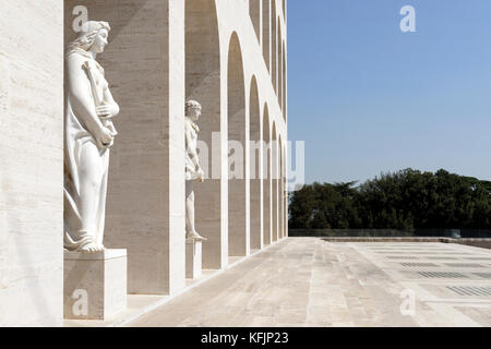 Statues classiques entourent le Palazzo della Civiltà Italiana, connu sous le nom de Colisée carré en marbre blanc (Colesseo Quadrato). EUR, Rome, Italie. Banque D'Images