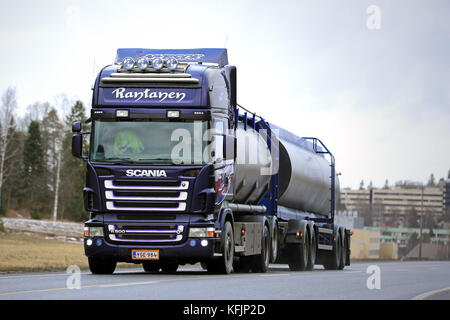 Salo, Finlande - le 31 janvier 2016 : purple scania r500 camion-citerne pour le transport en vrac de secours ville de Salo. scania fête ses 125 ans en 2016. Banque D'Images