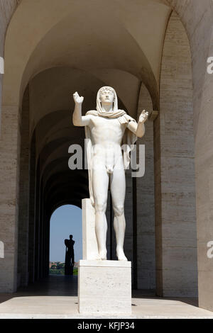 Statues classiques entourent le Palazzo della Civiltà Italiana, connu sous le nom de Colisée carré en marbre blanc (Colesseo Quadrato). EUR, Rome, Italie. Banque D'Images