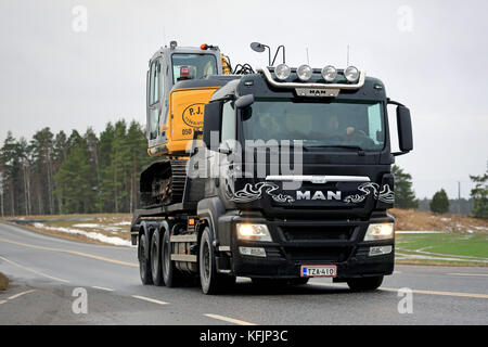 Salo, Finlande - le 30 janvier 2016 : man tgs camion transporte 35,540 excavatrice New Holland Kobelco le long de la route dans le sud de la Finlande. le tgs est conçu pour qu'il Banque D'Images