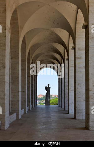 Statues classiques entourent le Palazzo della Civiltà Italiana, connu sous le nom de Colisée carré en marbre blanc (Colesseo Quadrato). EUR, Rome, Italie. Banque D'Images