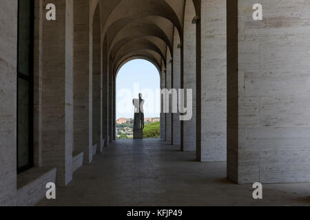 Statues classiques entourent le Palazzo della Civiltà Italiana, connu sous le nom de Colisée carré en marbre blanc (Colesseo Quadrato). EUR, Rome, Italie. Banque D'Images