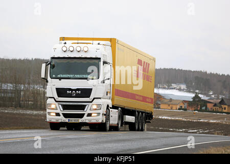 Salo, Finlande - le 18 janvier 2015 : man tgx 18.480 trajets de camion remorque dhl à salo. Le chariot est personnalisé avec des accessoires d'éclairage et le pilote fla Banque D'Images