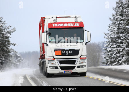 Salo, Finlande - janvier 22,2016 : tank truck conduite le long de la route en hiver au sud de la Finlande. Le club des pilotes man trucker's world fête ses 10 Banque D'Images