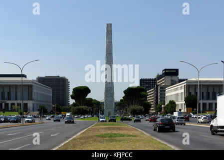 Vue de l'Obelisco di Marconi, un Obélisque dédié à Guglielmo Marconi par sculpteur Arturo Dazzi. EUR, Rome, Italie. L'Obélisque s'élève à 45 mètres Banque D'Images