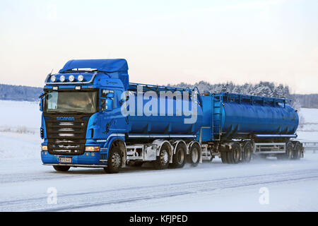 Salo, Finlande - le 16 janvier 2016 : blue scania r500 camion citerne sur la route dans l'hiver de Finlande. Selon scania, il est possible de couper le SIGD Banque D'Images