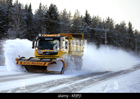 Sauvo, Finlande - le 17 janvier 2016 : Volvo fm entretien routier chariot équipé avec machine arctique chasse neige efface une autoroute dans le sud de la Finlande. destia Banque D'Images