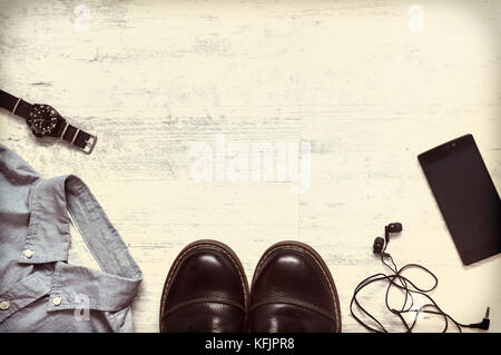 Vêtements et accessoires de mode masculine grunge fond blanc flatlay Banque D'Images