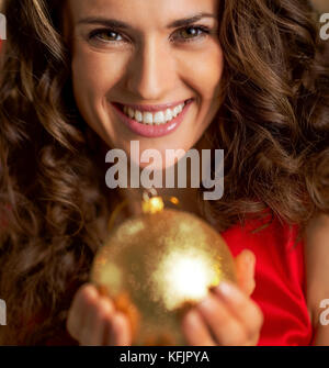 Portrait de jeune femme au foyer holding Christmas ball Banque D'Images