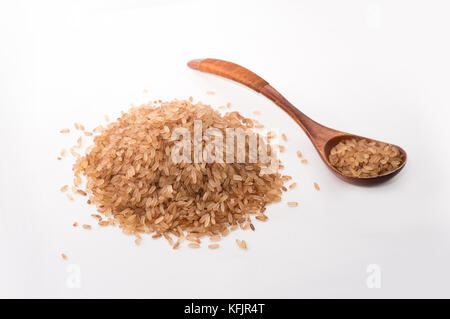 Riz à grain long rayé une bande de fond na bolom à côté d'une cuillère en bois Banque D'Images