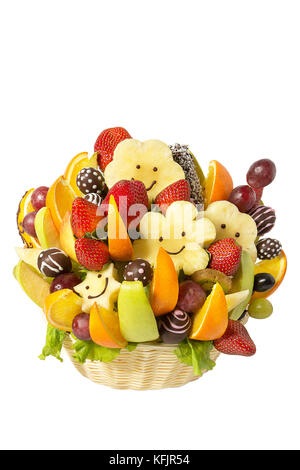 Corbeille de fruits et des petits fruits dans le chocolat isolé sur fond blanc. fait main. les fraises et les raisins, agrumes, pomme, kiwi et ananas. panier-cadeau avec des fruits et des bonbons. Banque D'Images