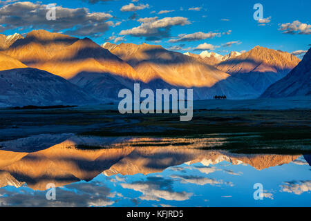 Coucher du soleil sur l'Himalaya, la vallée de Nubra, Ladakh, Inde Banque D'Images