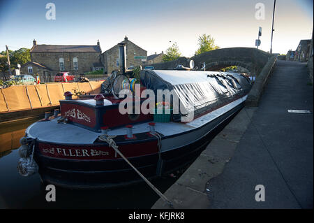 Bateau amarré à Skipton sur le canal de Leeds à Liverpool à l'aube, uk gb angleterre Grande-Bretagne Banque D'Images