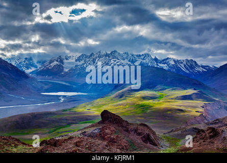 Paysage de l'Himalaya dans l'Himalaya avec rivière Banque D'Images