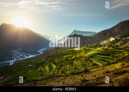 Dhankar gompa et Dhankar village dans Spiti village, Himachal Pra Banque D'Images