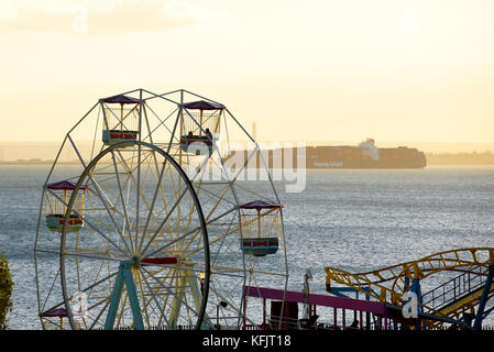 Transport de conteneurs dans l'estuaire de la Tamise près de Southend on Sea, Essex. Grande roue. Voies maritimes vers les docks sur la Tamise Banque D'Images