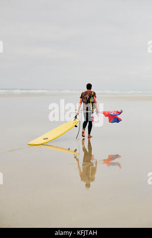 Une école de surf avec moniteur de surf et les drapeaux à la plage de la Torche Plomeur Finistere Bretagne France Banque D'Images