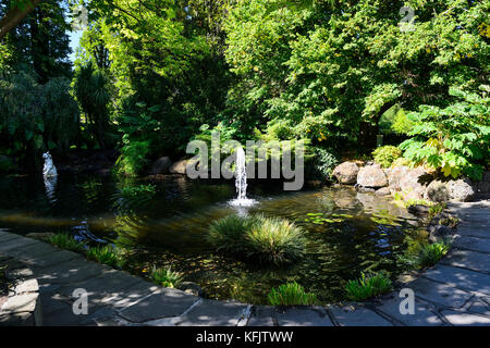 Lac inférieur avec la sculpture de "garçon sur turtle' dans les jardins Fitzroy à Melbourne, Victoria, Australie Banque D'Images