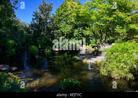 Lac inférieur avec la sculpture de "garçon sur turtle' dans les jardins Fitzroy à Melbourne, Victoria, Australie Banque D'Images