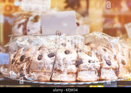 Délicieux dessert facile de Mehring et massepain avec grains de café au chocolat dans un emballage transparent maison de marché. Soft focus. Banque D'Images