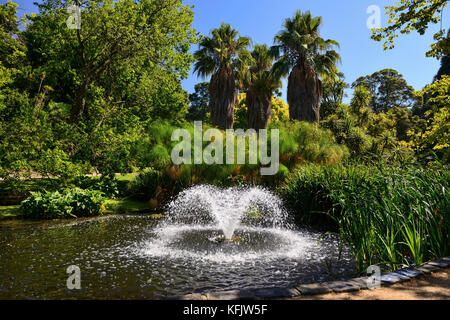 Dispositif de l'eau dans le lac Supérieur dans les jardins Fitzroy à Melbourne, Victoria, Australie Banque D'Images