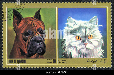 Un timbre-poste imprimé en Umm al qiwain montre chat et chien à partir de la série : différentes races de chiens et chats, circa 1971 Banque D'Images