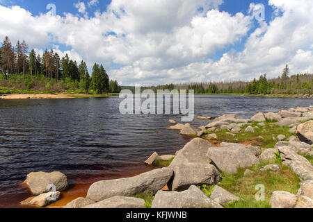 Oderteich, réservoir historique près de Sankt Andreasberg dans le haut parc national de Harz, Basse-Saxe, Allemagne Banque D'Images