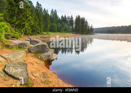 Oderteich, réservoir historique près de Sankt Andreasberg dans le haut parc national de Harz, Basse-Saxe, Allemagne Banque D'Images