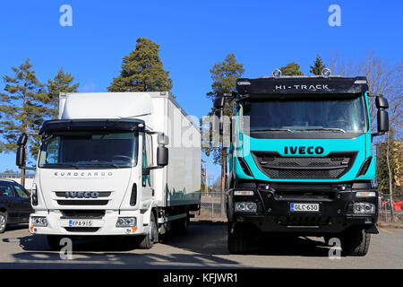 Turku, Finlande - le 21 mars 2015 : iveco eurocargo 100E21 E6 et Hi-iveco 500 e6 suivi de camions sur une cour à Turku. iveco a remporté plusieurs prix importants en Banque D'Images