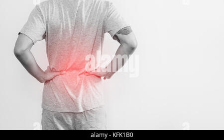 Un homme toucher son dos, mettez en surbrillance rouge avec concept de la douleur dorsale et douleur taille concept, sur fond blanc Banque D'Images