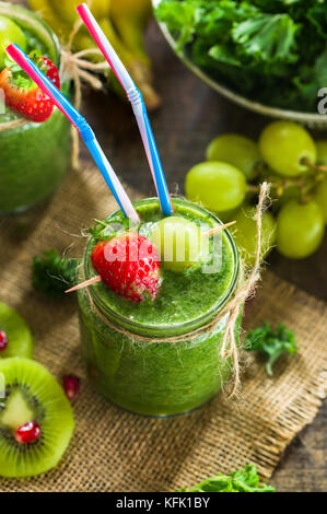 Kale vert sain, raisins, kiwis et bananes smoothie Banque D'Images