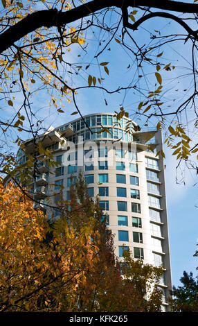 Les tours d'immeuble dans le West End de Vancouver à l'automne. Banque D'Images