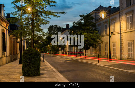Epernay, France - le 13 juin 2017 : avenue de Champagne avec plusieurs maisons de champagne le long de la route pendant la nuit et la voiture avec les feux rouges dans l'eper Banque D'Images