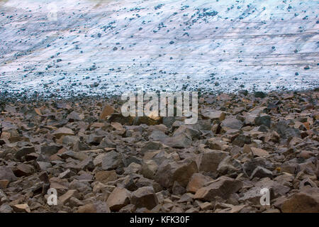 La fonte des glaciers en haute zone arctique. En ce moment, il y a des pierres qui sont sur un glacier au cours de l'âge de glace ; le till glaciaire, des changements climatiques, climatiques v Banque D'Images