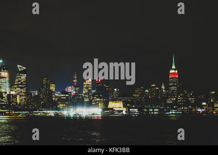 HOBOKEN, NJ - 16 septembre 2017 : Manhattan skyline de nuit vu de Hoboken, New Jersey Banque D'Images