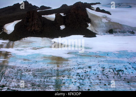 La fonte des glaciers en haute zone arctique. En ce moment, il y a des pierres qui sont sur un glacier au cours de l'âge de glace ; le till glaciaire, des changements climatiques, climatiques v Banque D'Images