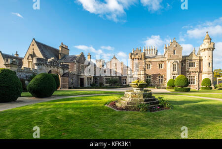 Voir d'Abbotsford House l'ancienne maison d'écrivain écossais Sir Walter Scott en dehors de Melrose en Ecosse, Royaume-Uni. Banque D'Images