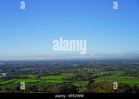 Vue lointaine d'un brumeux misty Manchester sur une journée ensoleillée de Tameside, Greater Manchester, UK. Banque D'Images