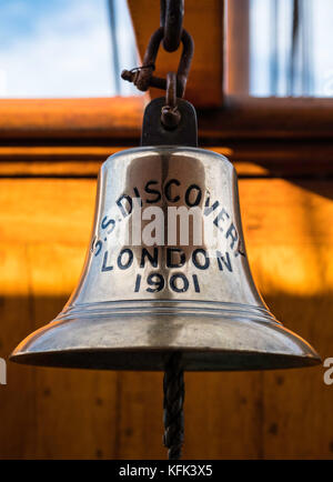 La cloche du navire sur le navire Discovery a été bercée à Discovery point à Dundee, Tayside, Écosse, Banque D'Images