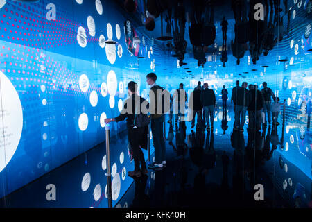 Francfort, Allemagne - Sep 20, 2017 : les visiteurs du salon international de Francfort (IAA) 2017 Banque D'Images